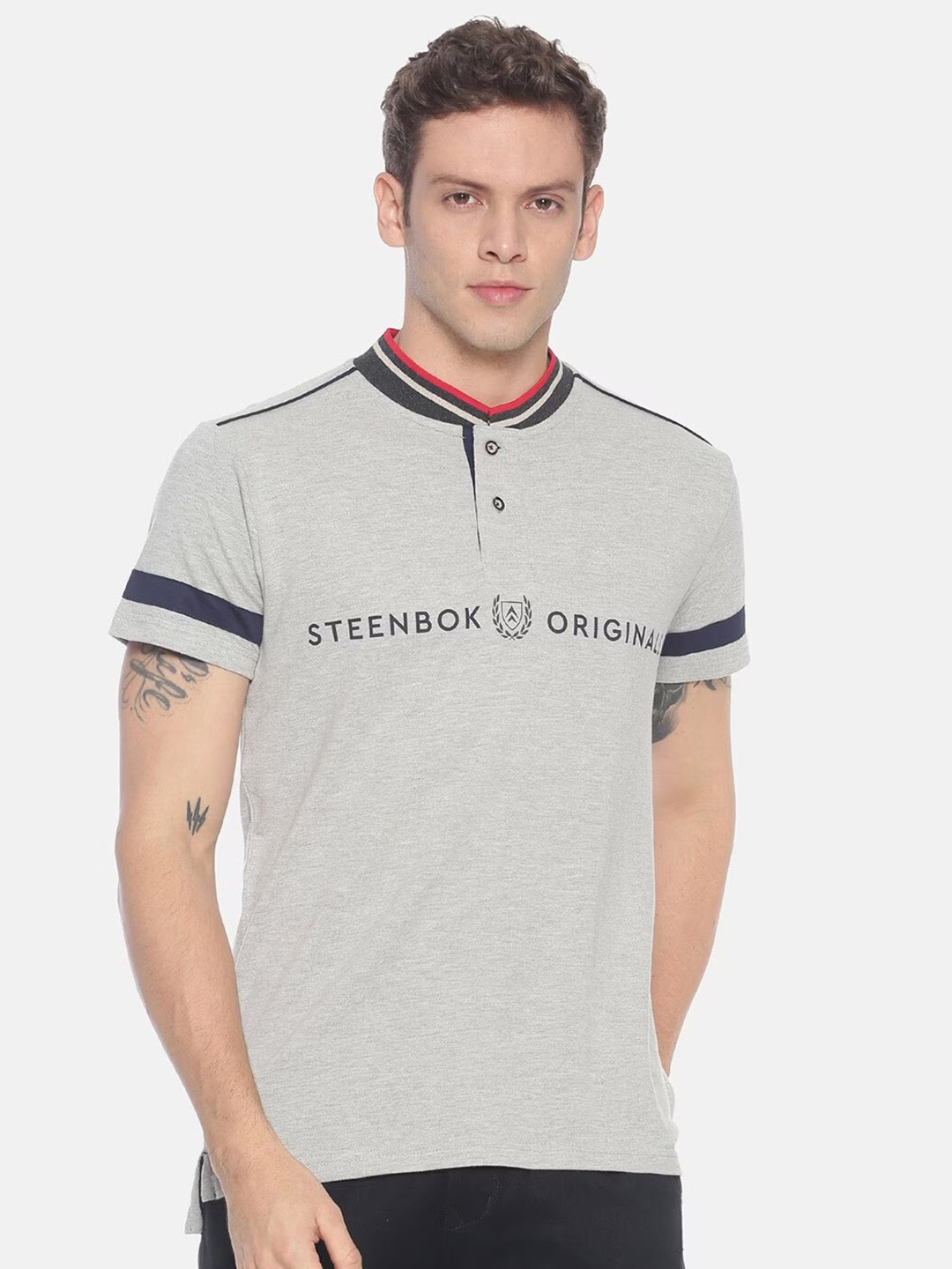 

Steenbok Men Grey Typography Mandarin Collar Pockets T-shirt
