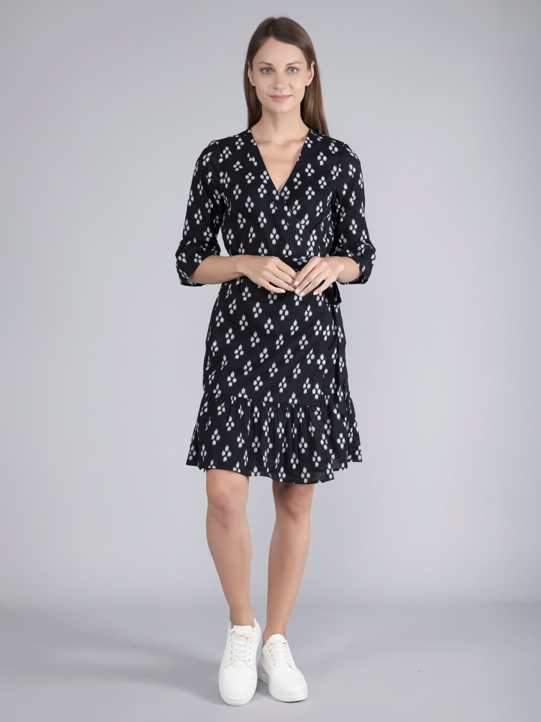 

FINSBURY LONDON V-Neck Bell Sleeves Print A-Line Dress, Black