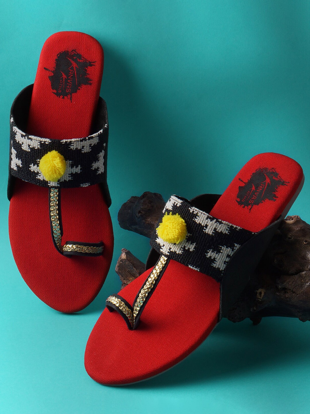 

Kanvas Katha Embellished Kolhapuri One Toe Flats, Red