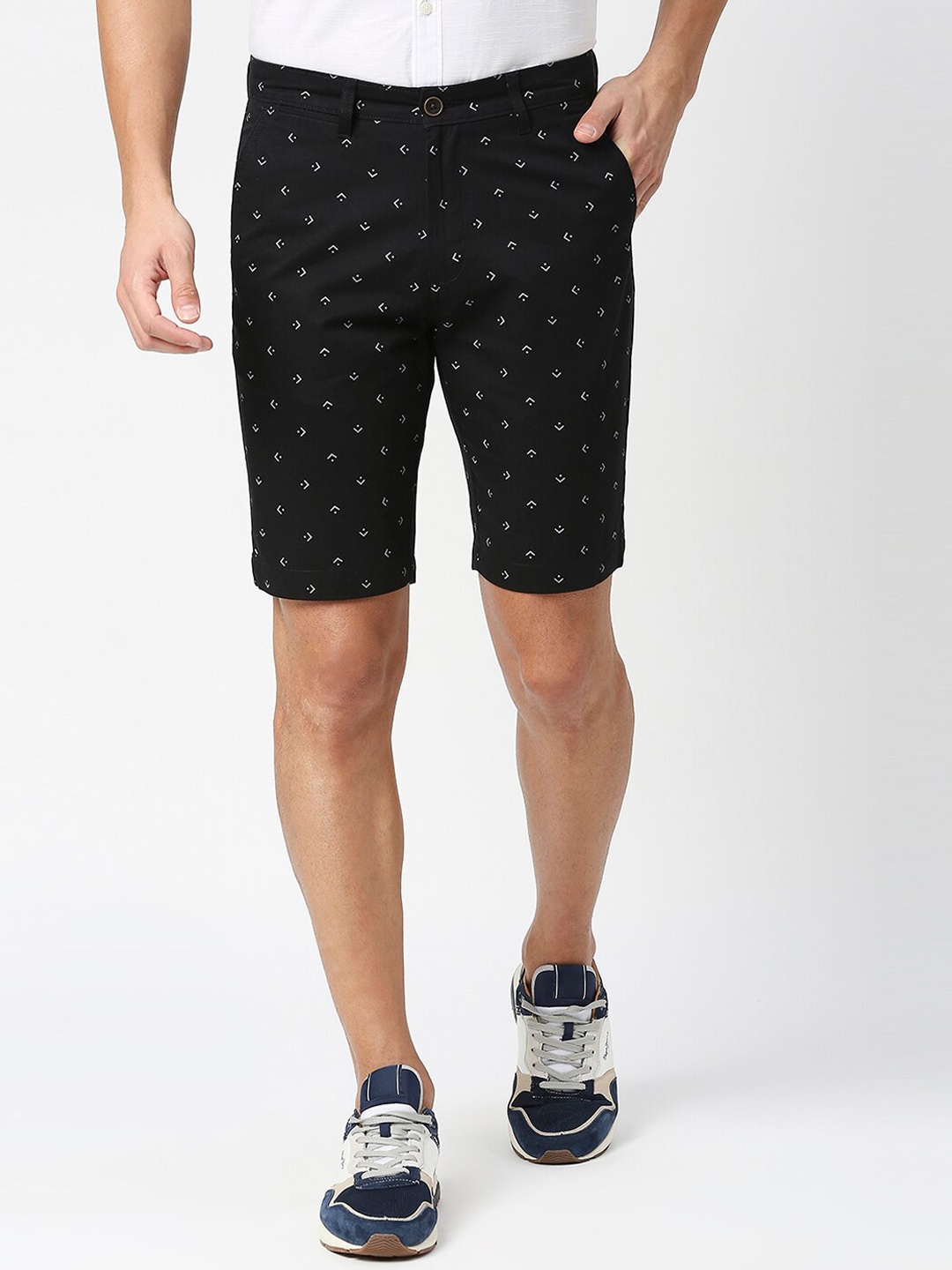 

DRAGON HILL Men Mid-Rise Geometric Printed Slim Fit Chino Shorts, Black
