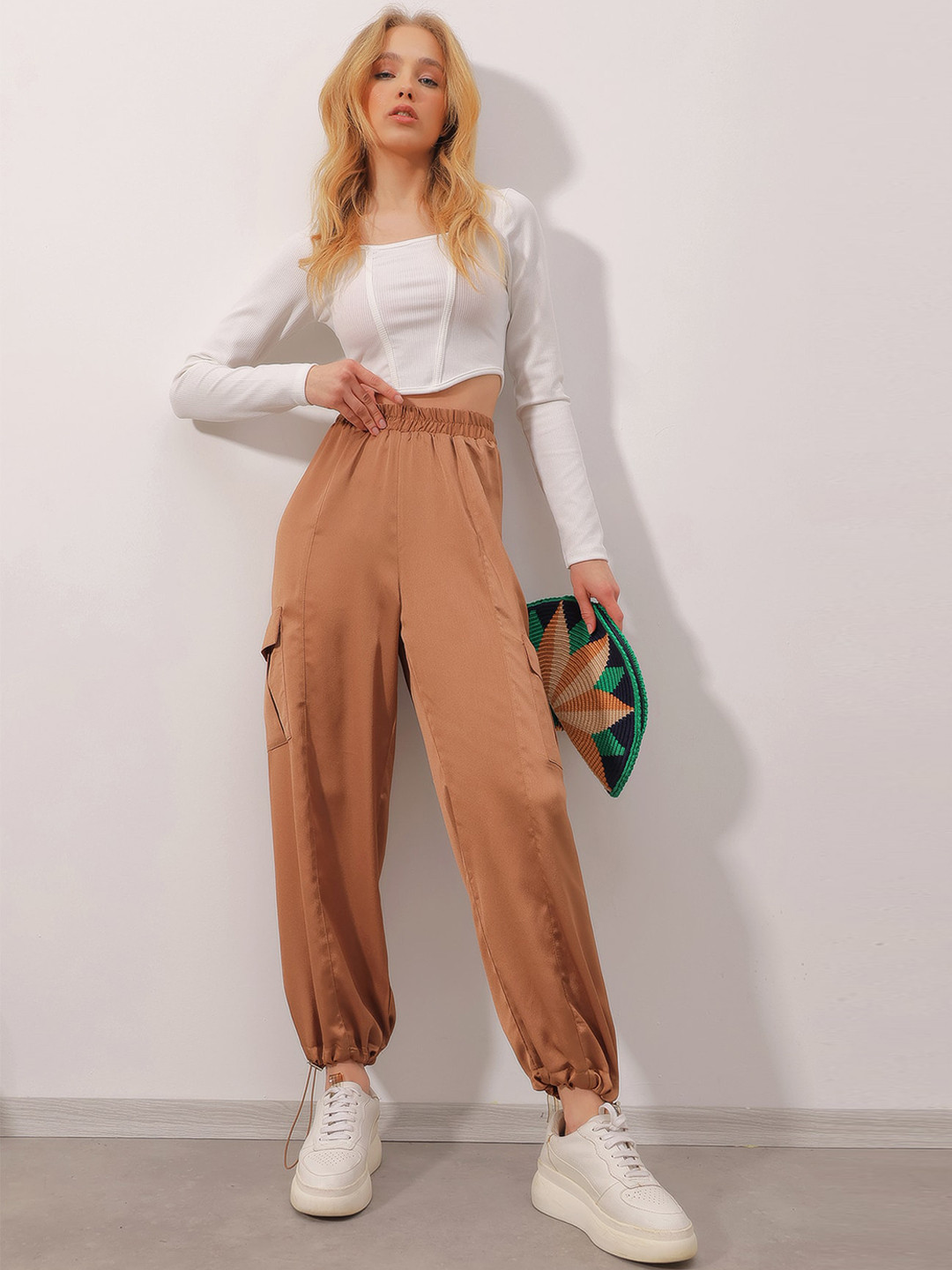 

Trend Alacati stili Women Mid-Rise cargo Joggers, Camel brown