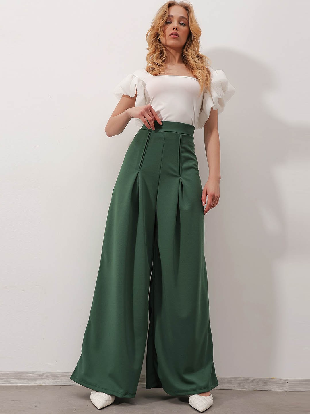 

Trend Alacati stili Women Pleated Flared Parallel Trousers, Green