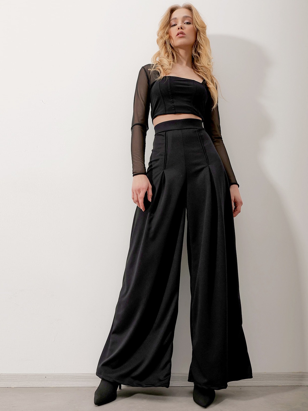 

Trend Alacati stili Women Pleated Flared Parallel Trousers, Black