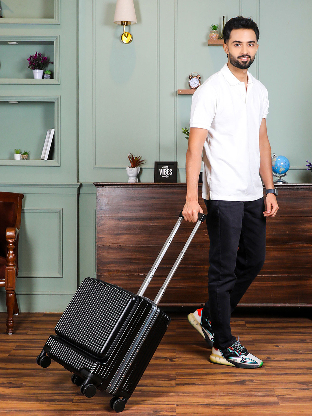

THE CLOWNFISH JetSetter Textured Hard-Sided Small Trolley Suitcase, Black