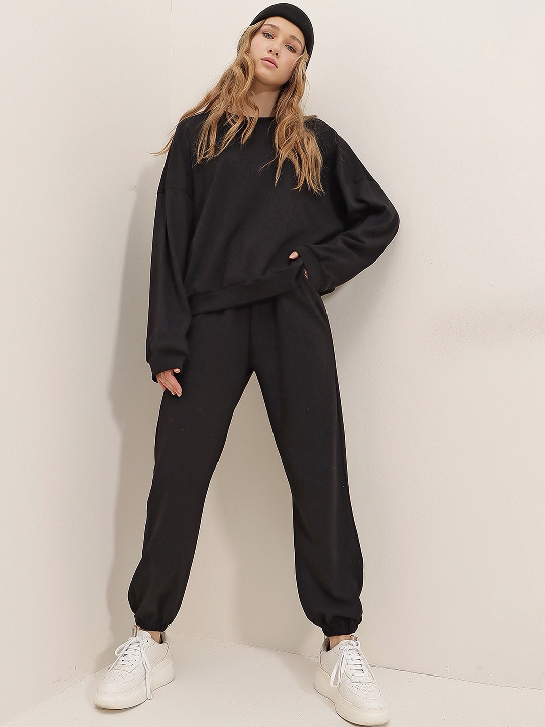 

Trend Alacati stili Women Sweatshirt & Joggers Pure Cotton Tracksuit, Black