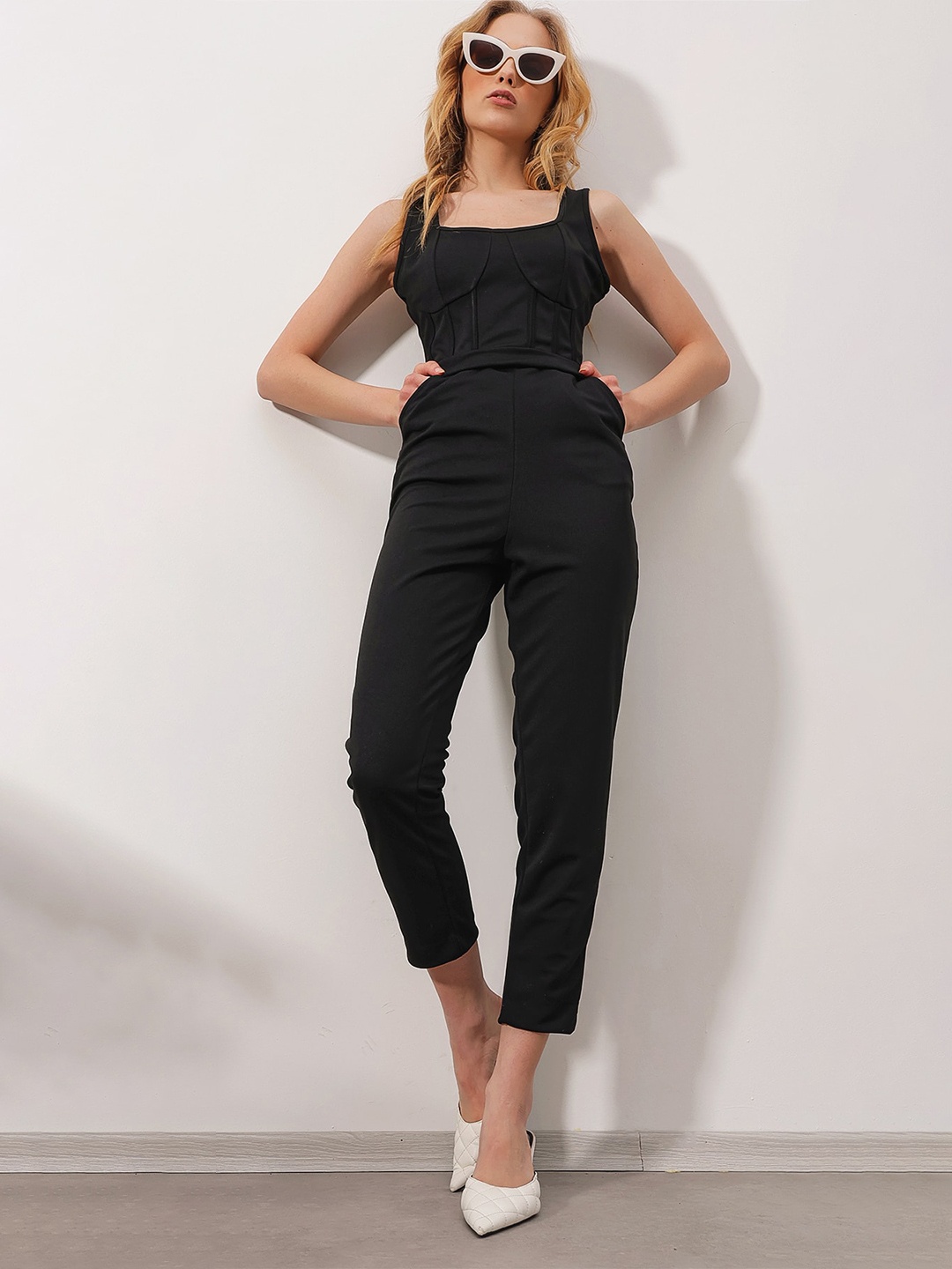 

Trend Alacati stili Sleeveless Square Neck Basic Jumpsuit, Black