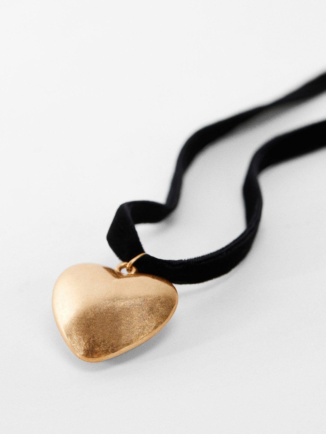 

MANGO Heart-Shaped Minimal Design Pendant Necklace, Black