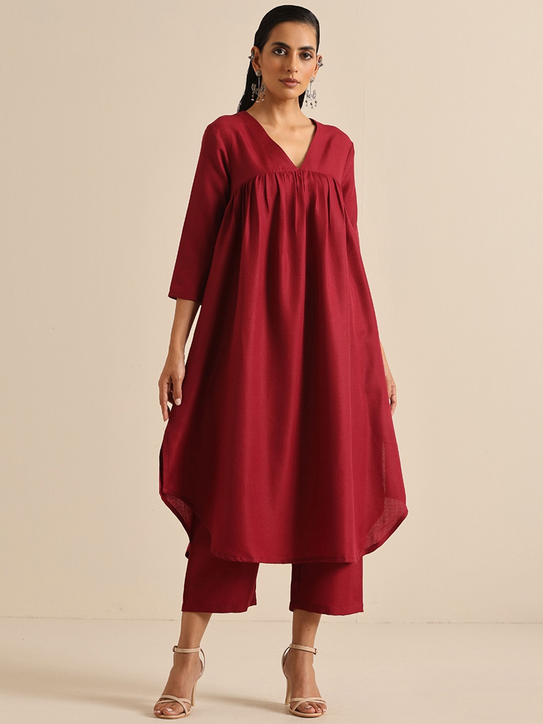 

trueBrowns V-Neck Pleated A-Line Kurta with Trousers, Maroon
