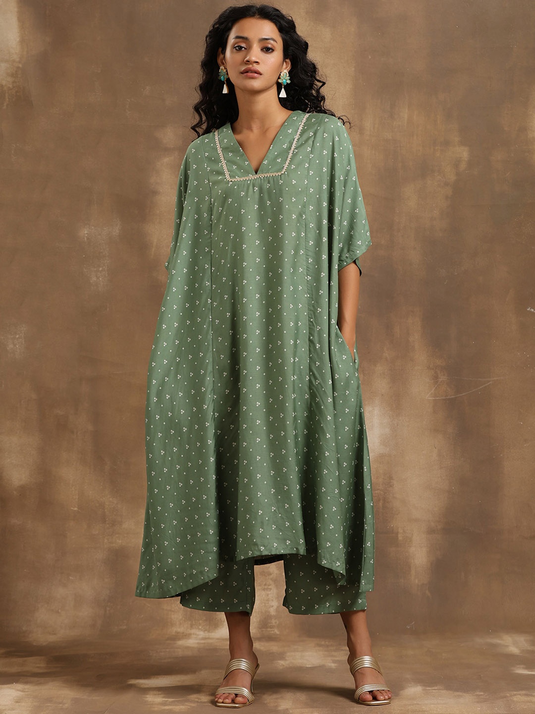 

trueBrowns Bandhani Printed Gotta Patti A-Line Kurta with Trousers, Green