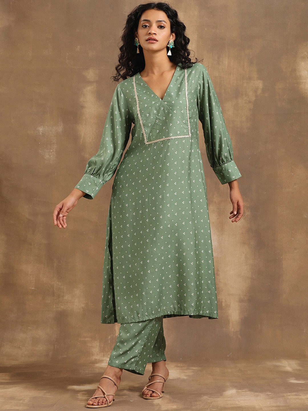 

trueBrowns Bandhani Printed Gotta Patti A-Line Kurta with Trousers, Green
