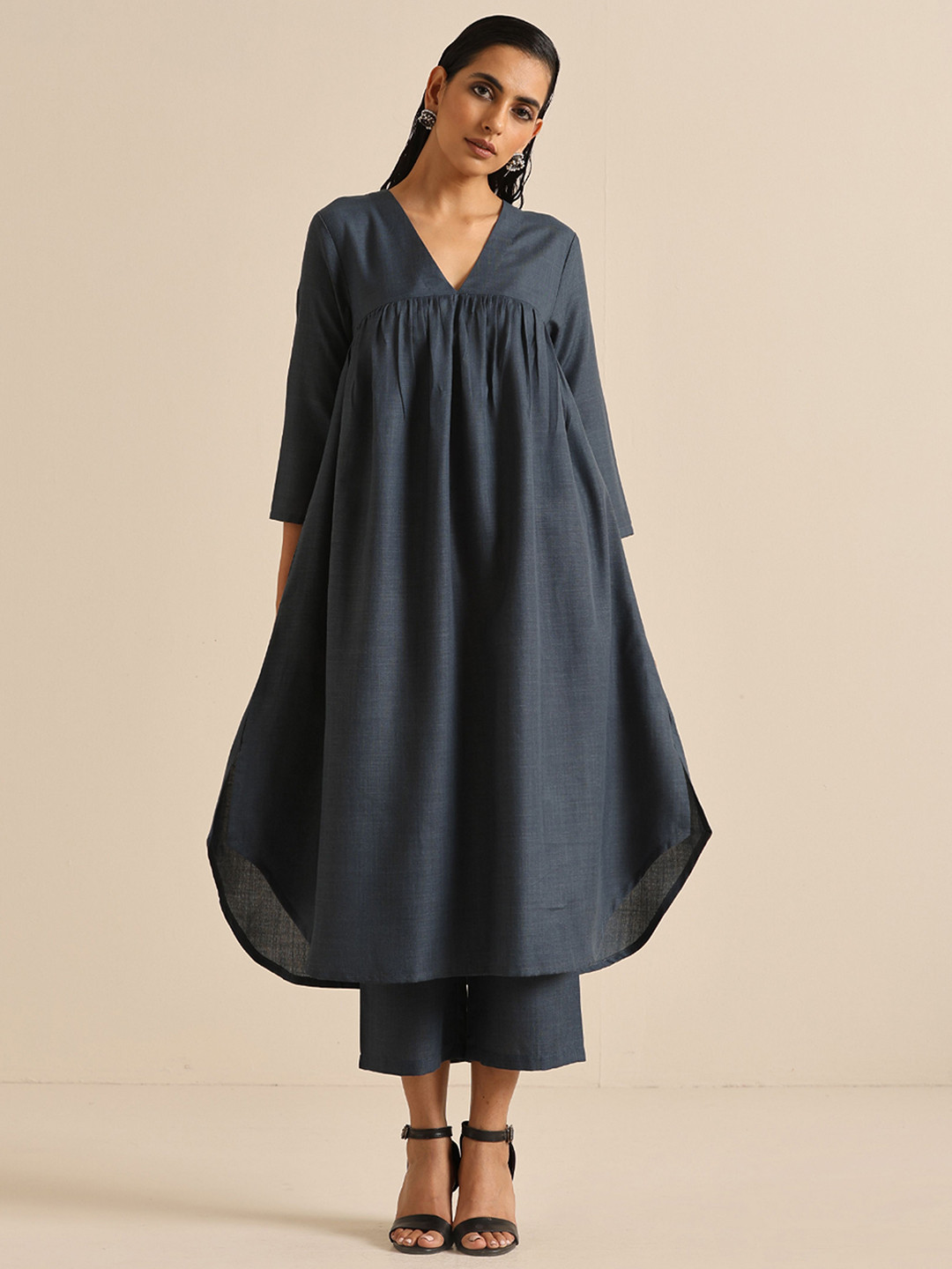 

trueBrowns V-Neck Pleated A-Line Curved Hem Kurta with Trousers, Blue