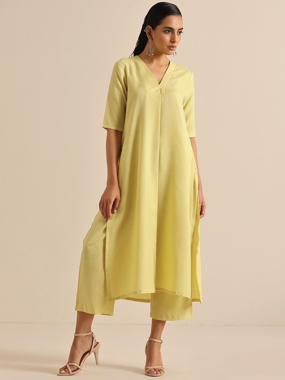 

trueBrowns V-Neck High Slit A-Line Kurta with Trousers, Green