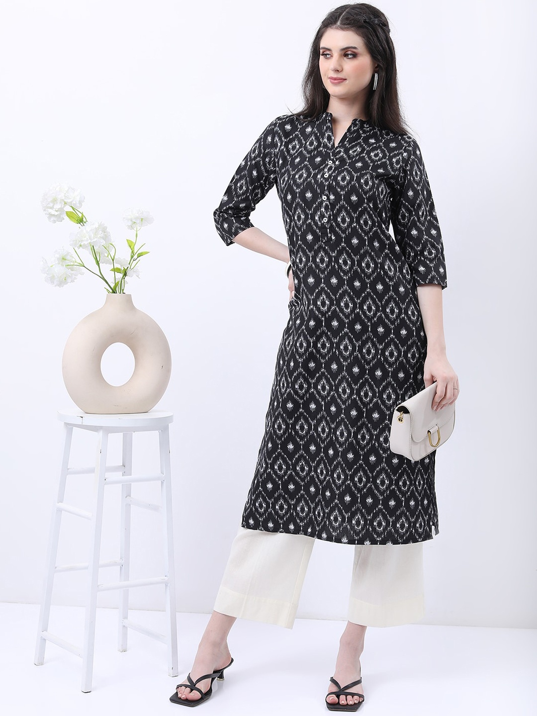 

Vishudh Black & White Ethnic Motifs Printed Kurta