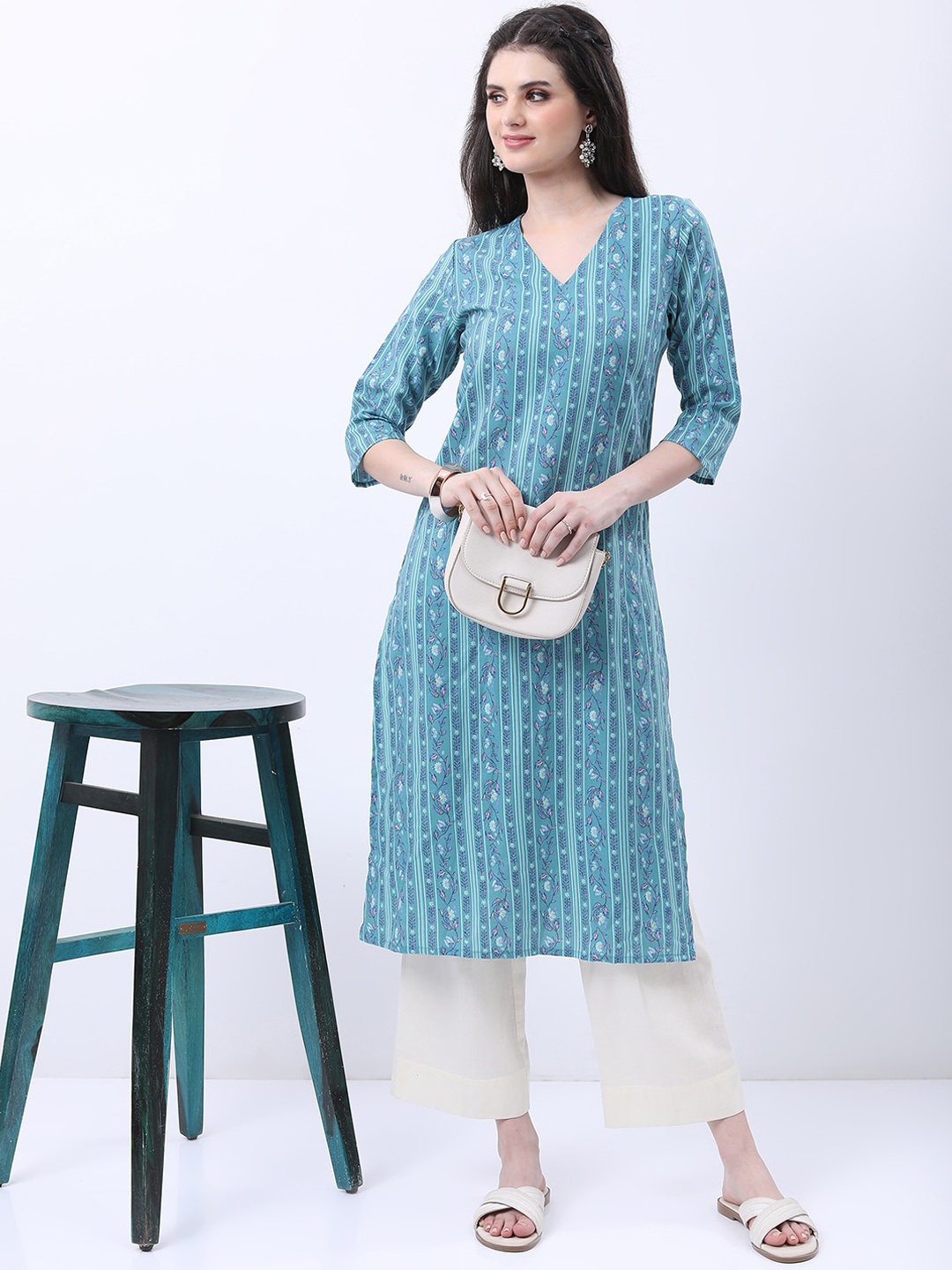 

Vishudh Blue Floral Printed V-Neck Straight Kurta