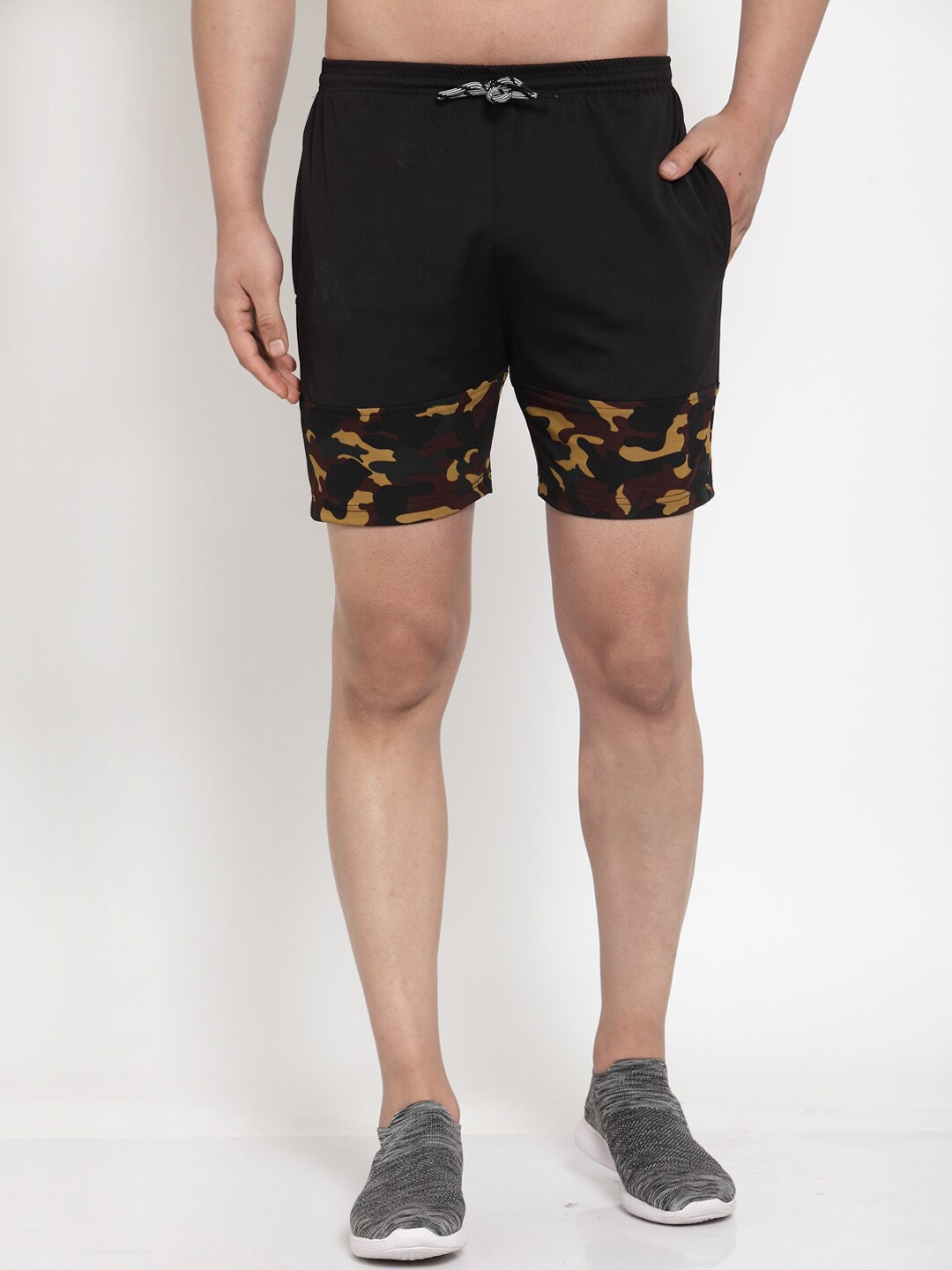 

KLOTTHE Men Camouflaged-Printed Shorts, Black