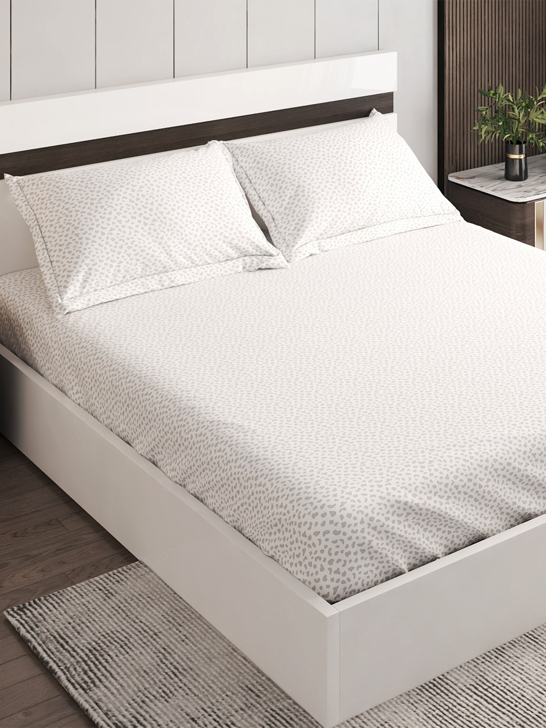 

Home Centre White & Grey Geometric 144 TC Cotton King Bedsheet With 2 Pillow Covers