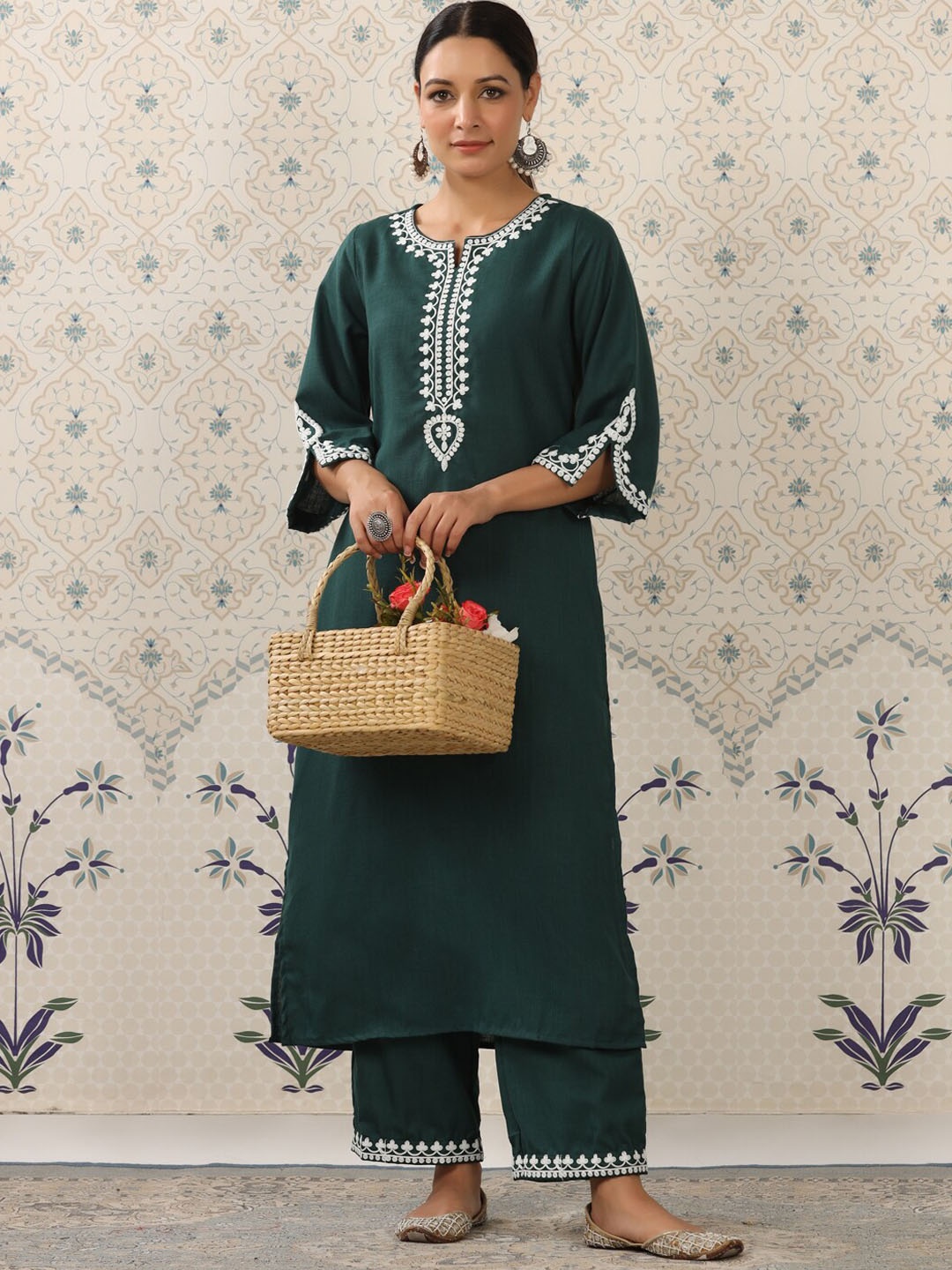 

Ode by House of Pataudi Green & White Embroidered Thread Work Kurta With Palazzos