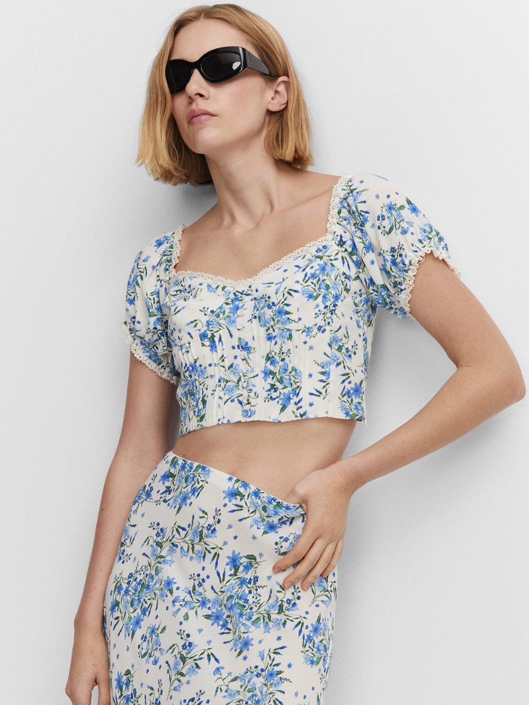 

MANGO Floral Print Sweetheart Neck Puff Sleeve Crop Top, White