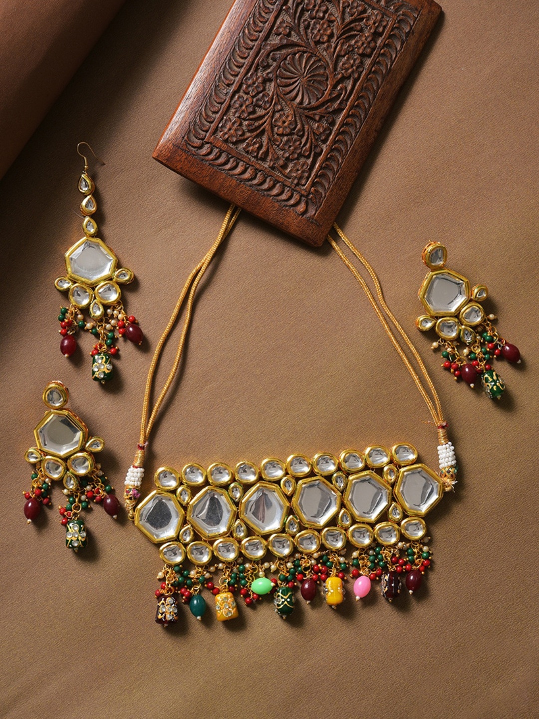 

SOHI Gold-Plated Kundan-Studded & Beaded Jewellery Set