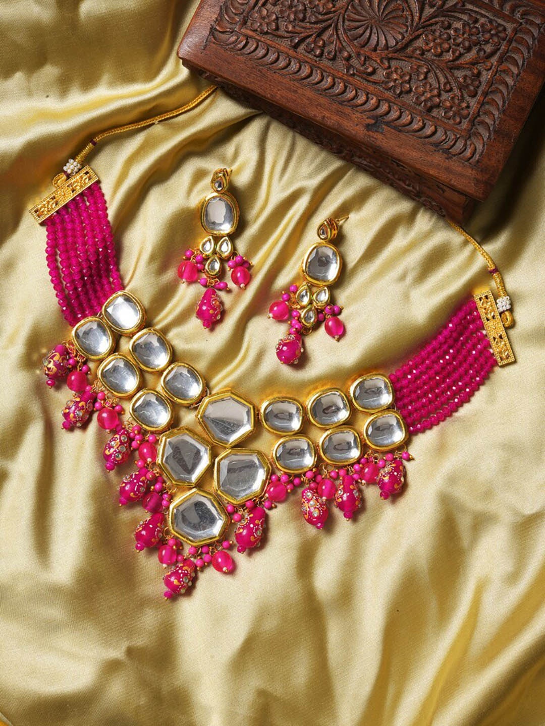 

SOHI Gold-Plated Kundan-Studded & Beaded Jewellery Set