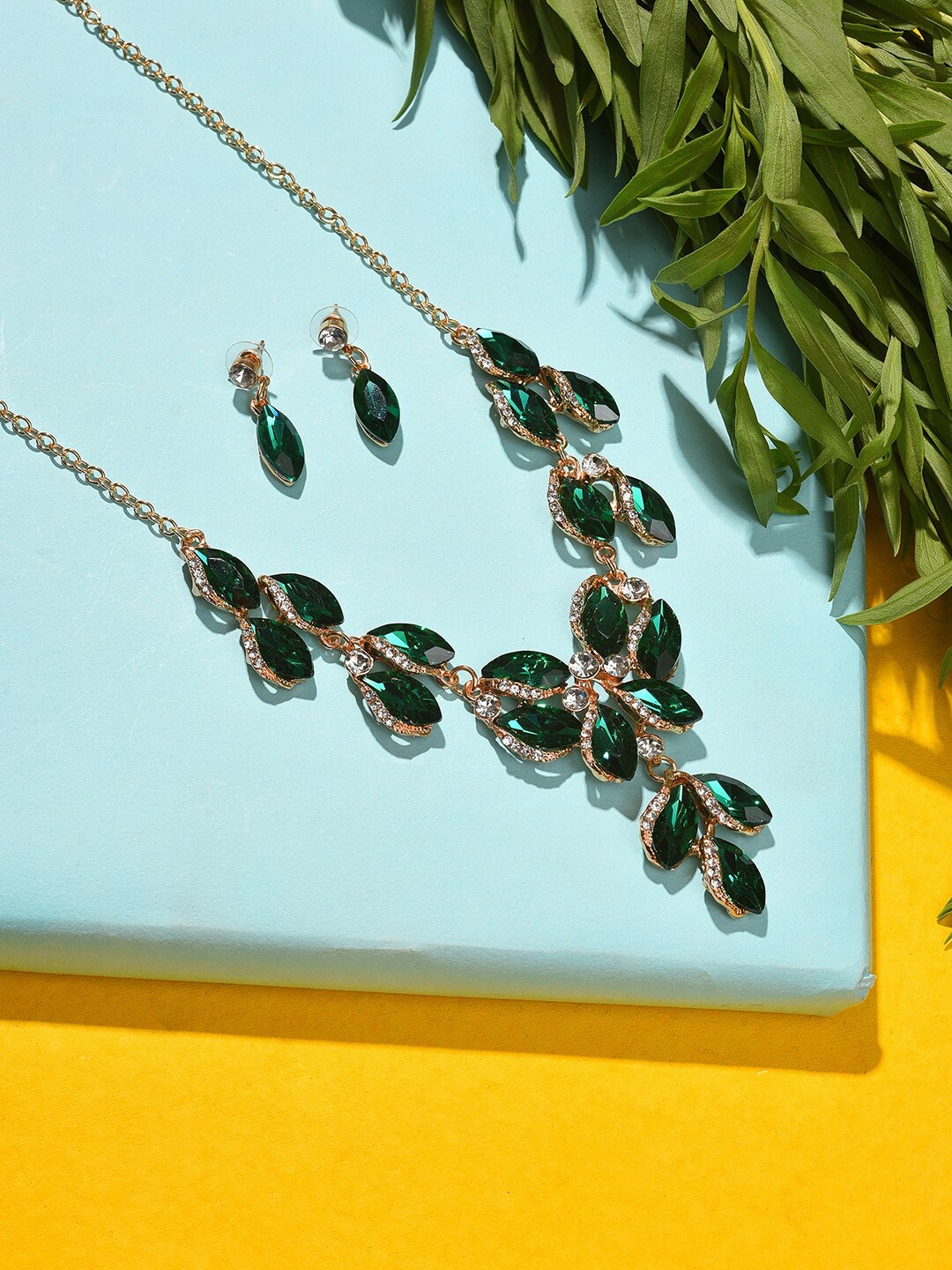 

SOHI Gold-Plated Stone-Studded Necklace And Earrings Jewellery Set