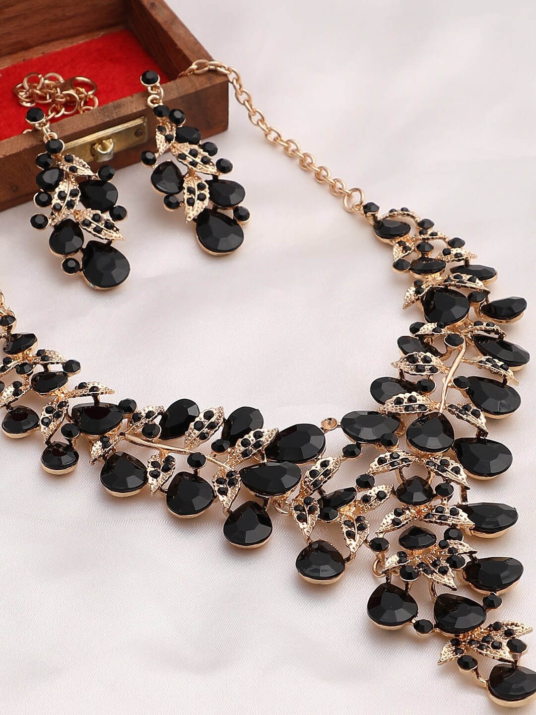 

SOHI Gold-Plated Stone Studded Necklace & Earrings