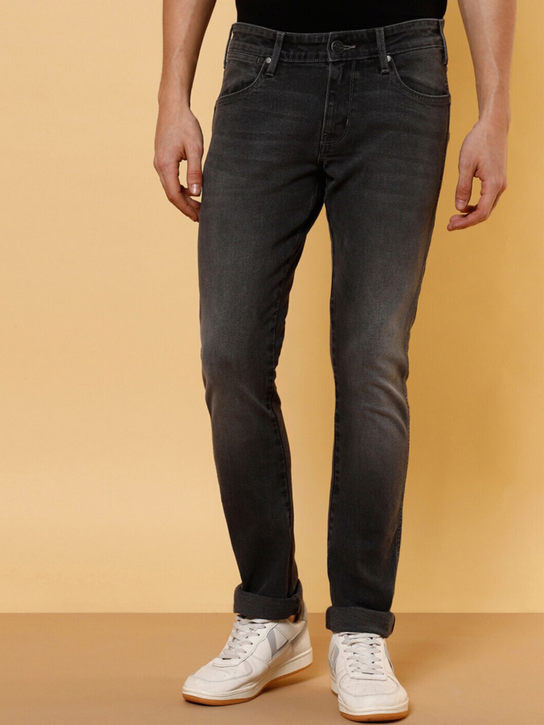 

Wrangler Men Skanders Skinny Fit Low-Rise Stretchable Light Fade Cotton Jeans, Black