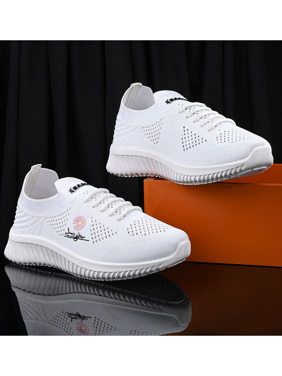 

KRAASA Women Lace-Ups Non-Marking Running Sports Shoes, White