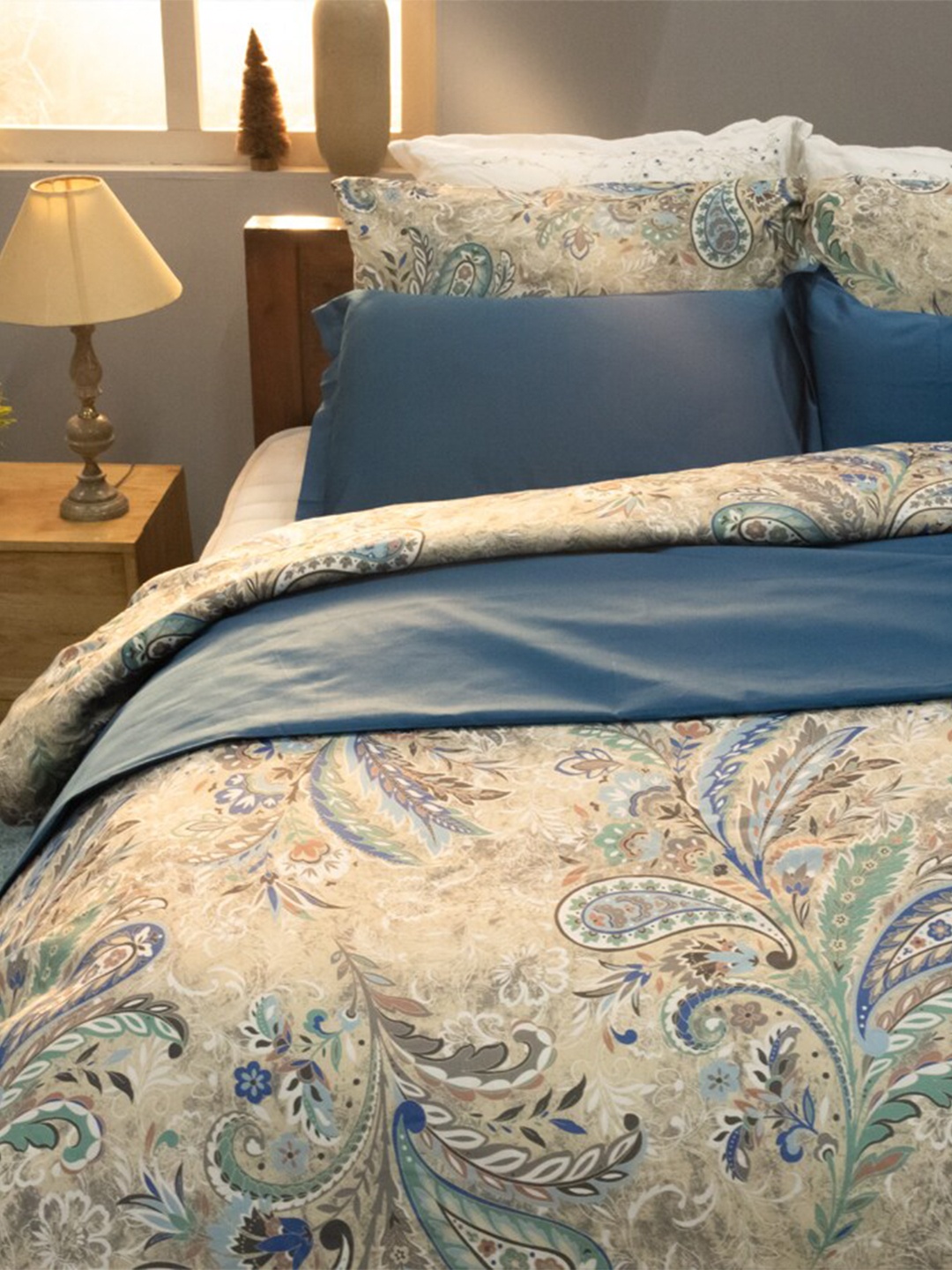 

BLUE DAHLIA Beige & Blue Printed Pure Cotton 250 TC Queen Bedsheet With 2 Pillow Covers