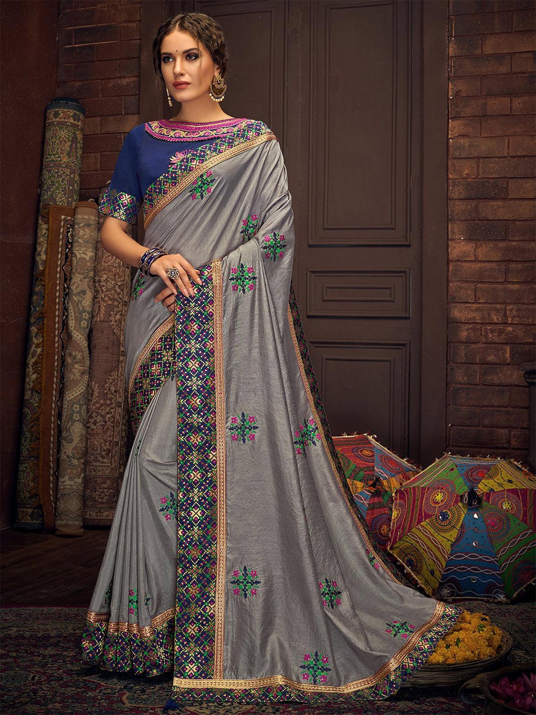 

ODETTE Floral Silk Blend Zari Saree With Blouse Piece, Grey