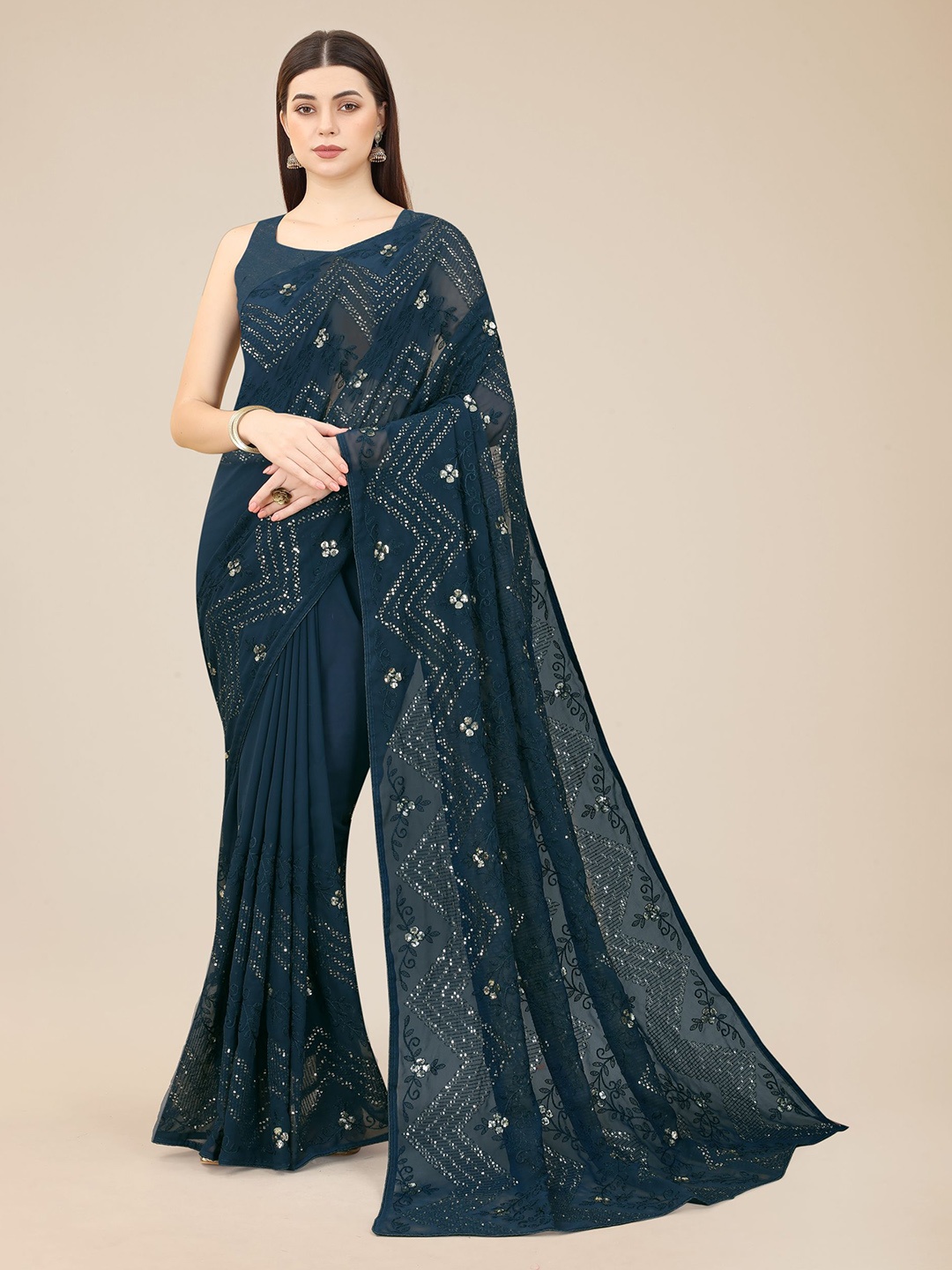 

VAIRAGEE Floral Embroidered Sequinned Saree, Green