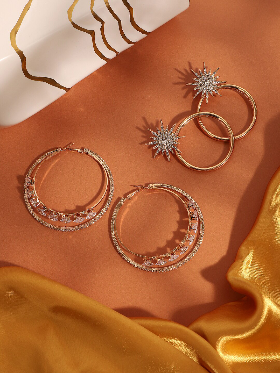 

SOHI Set Of 2 Gold-Plated Circular Shaped Hoop Earrings