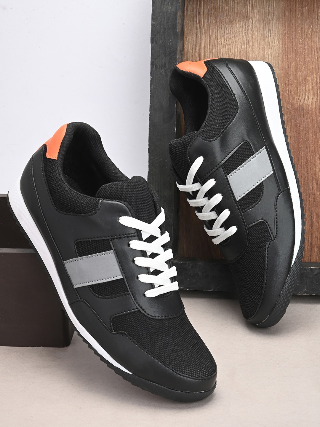 

The Roadster Lifestyle Co. Men Black And White Colourblocked Sneakers