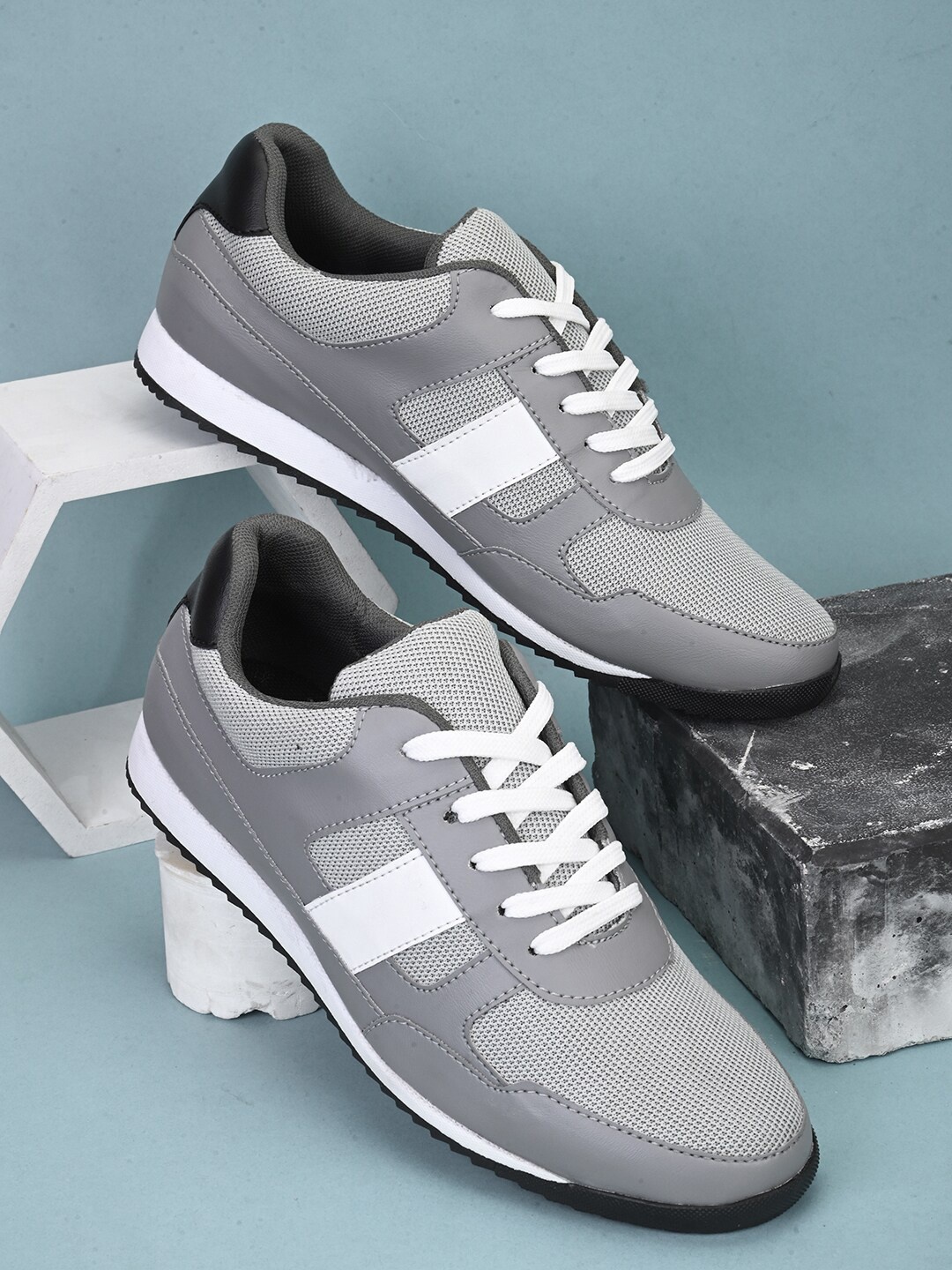

The Roadster Lifestyle Co. Men Grey And White Colourblocked Sneakers
