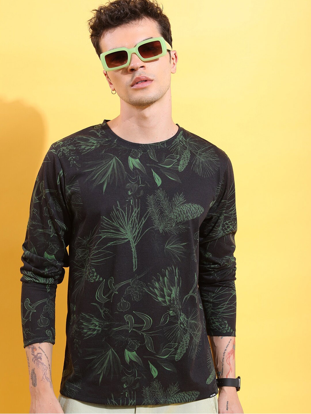 

HIGHLANDER Black & Green Floral Printed Relaxed Fit T-shirt