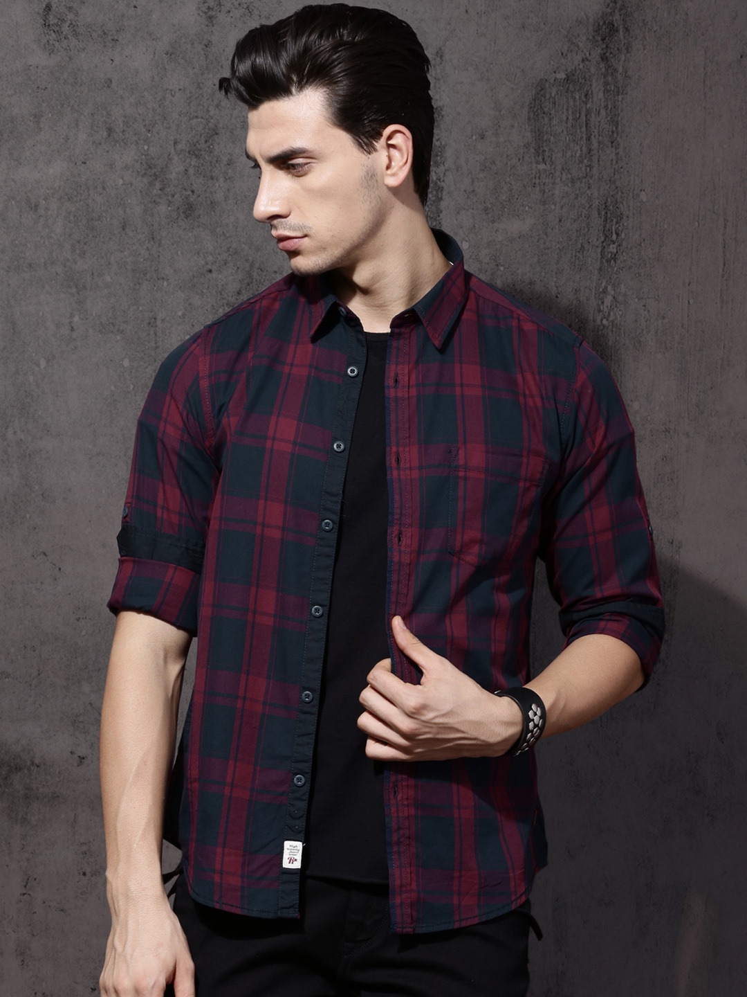 

Roadster Men Navy Blue & Maroon Checked Casual Shirt