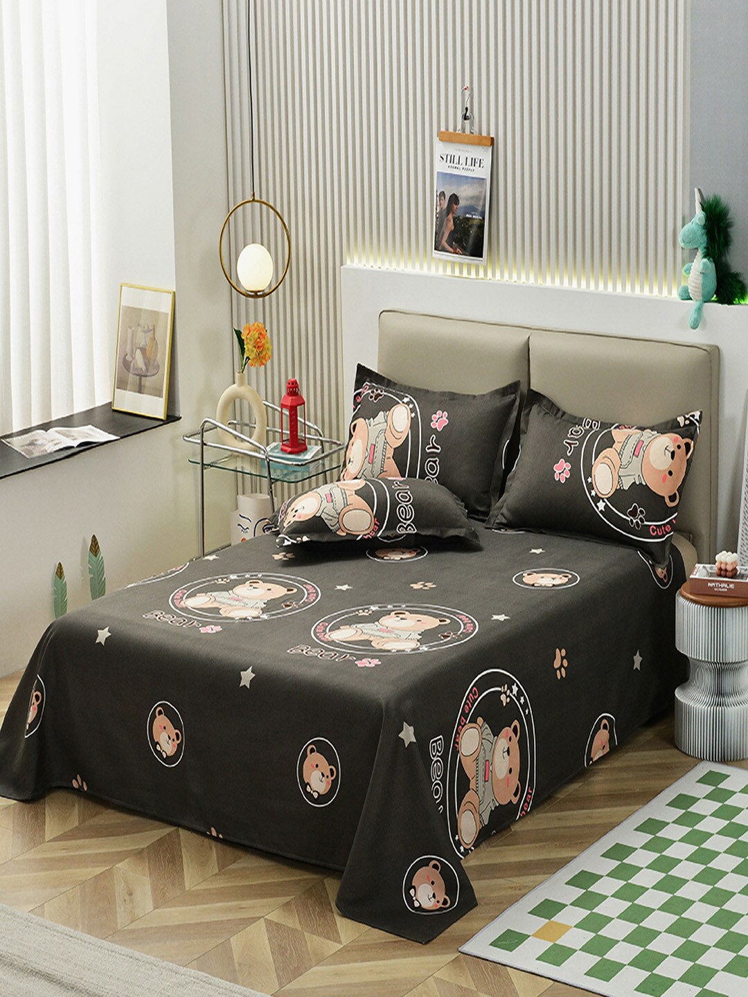 

JC Collection Black & Peach-Coloured Graphic 140 TC King Bedsheet with 2 Pillow Covers