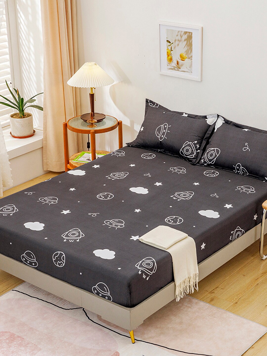

JC Collection Black Graphic 140 TC Fitted King Bedsheet with 2 Pillow Covers