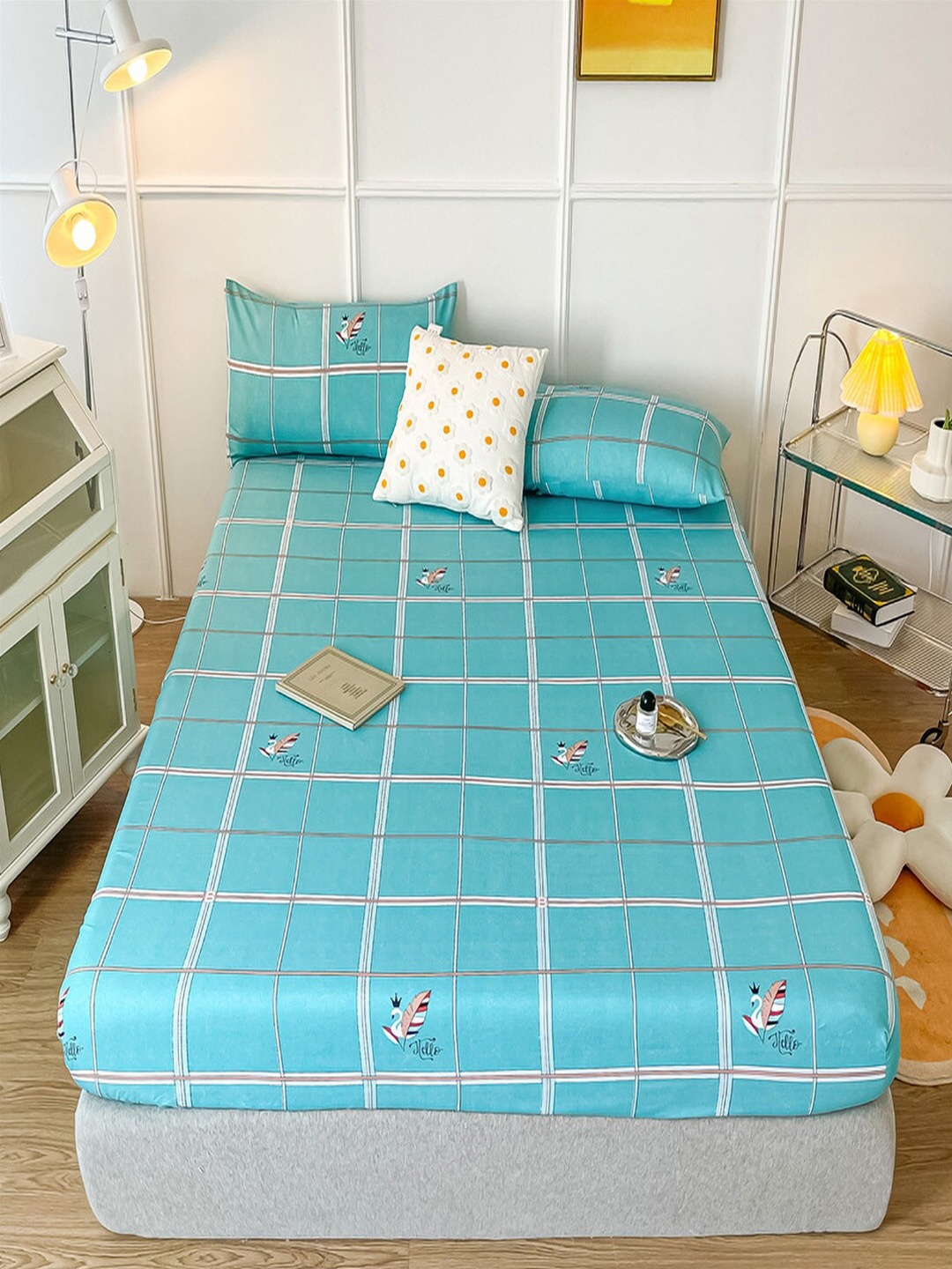 

JC Collection Blue & White Geometric 150 TC King Bedsheet With 2 Pillow Covers