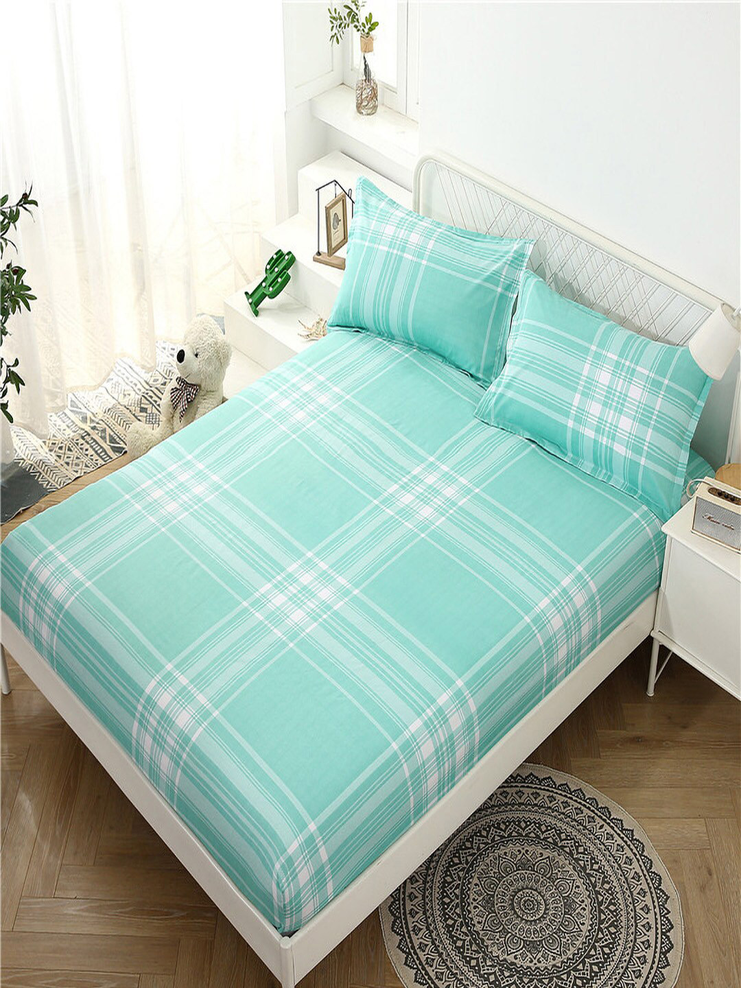 

JC Collection Green & White Geometric 140 TC King Bedsheet With 2 Pillow Covers