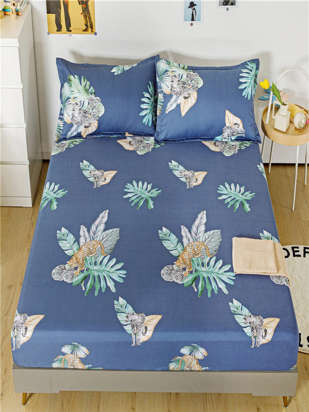 

JC Collection Blue & Green Conversational 140 TC Queen Bedsheet With 2 Pillow Covers