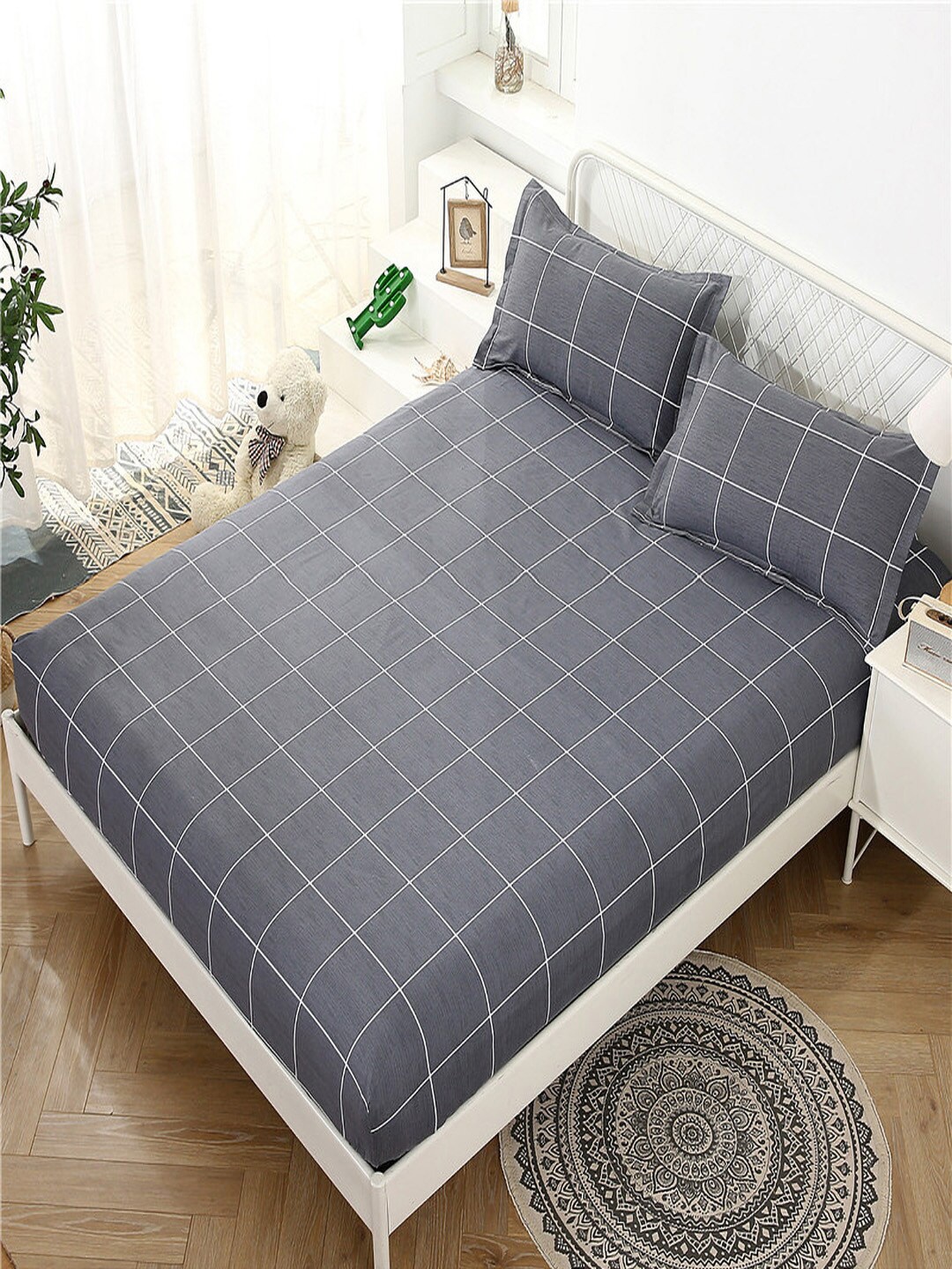 

JC HOME Grey & White Printed 140 TC Fitted Queen Bedsheet & 2 Pillow Covers