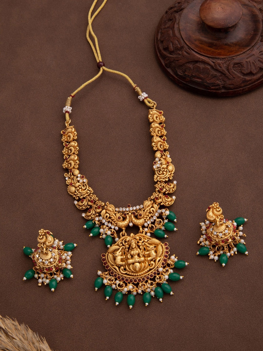 

ROFARWORD Gold-Plated Stone-Studded & Pearl Beaded Jewellery Set