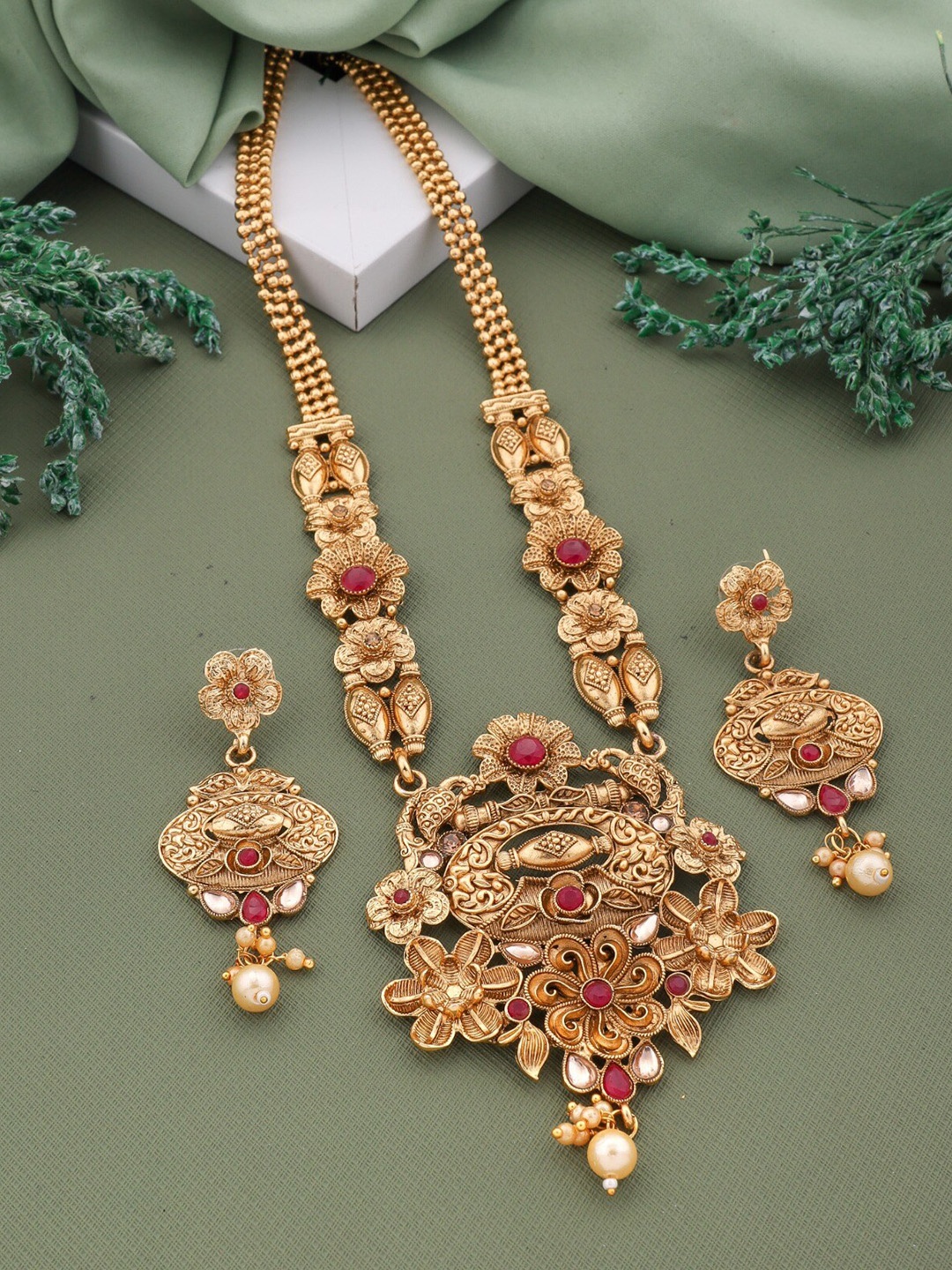 

ROFARWORD Gold-Plated Stone-Studded & Pearl Beaded Jewellery Set