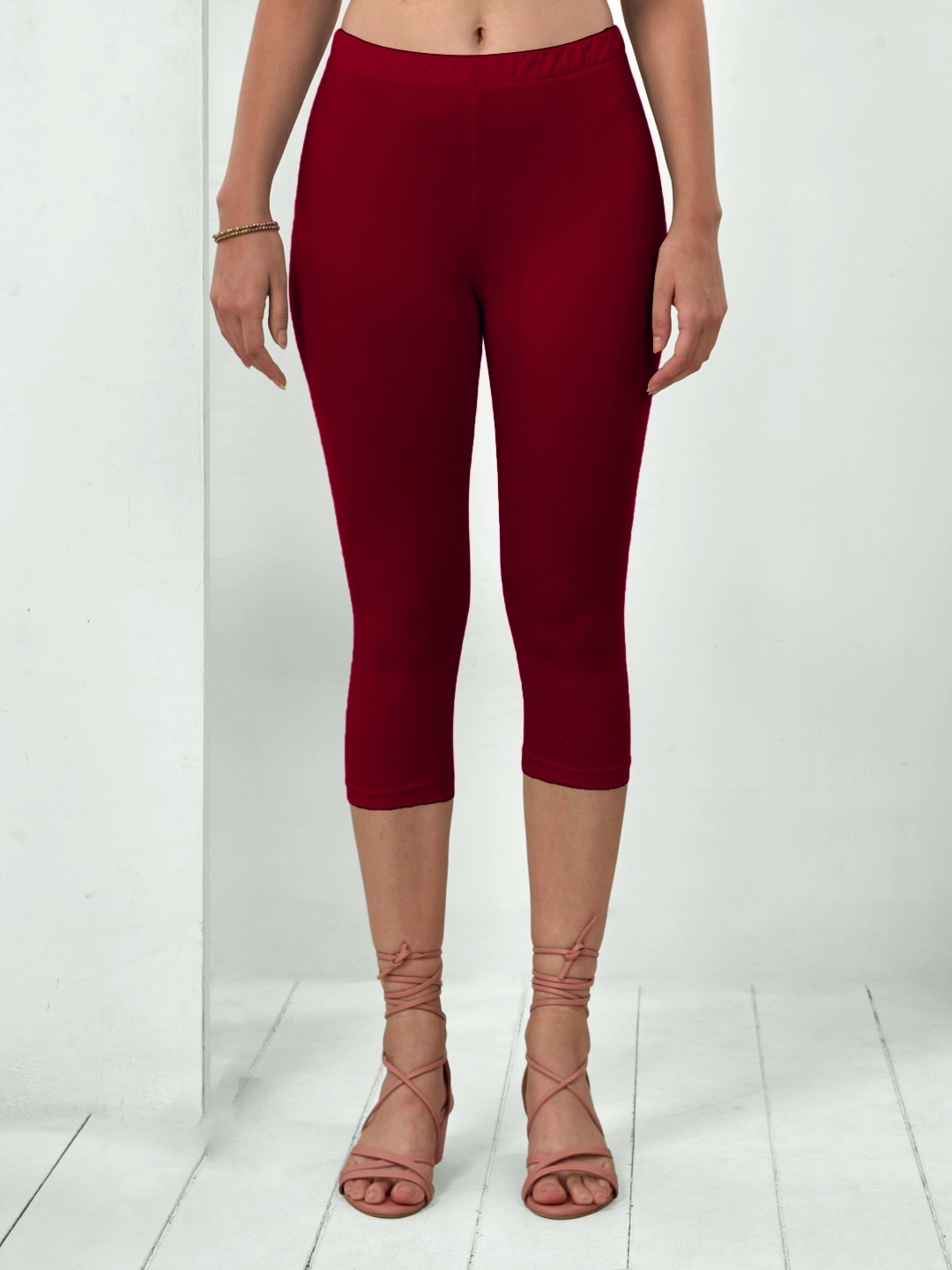 

LYRA Women Mid-Rise Cotton Slip-On Capris, Maroon