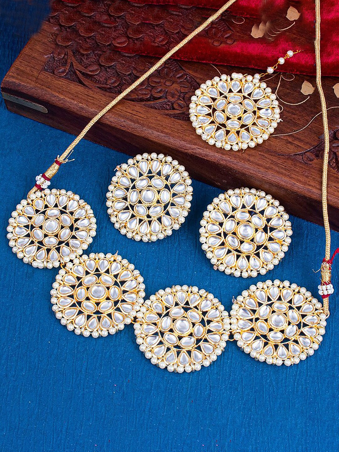 

Sukkhi Gold-Plated Kundan Studded & Artificial Beaded Jewellery Set
