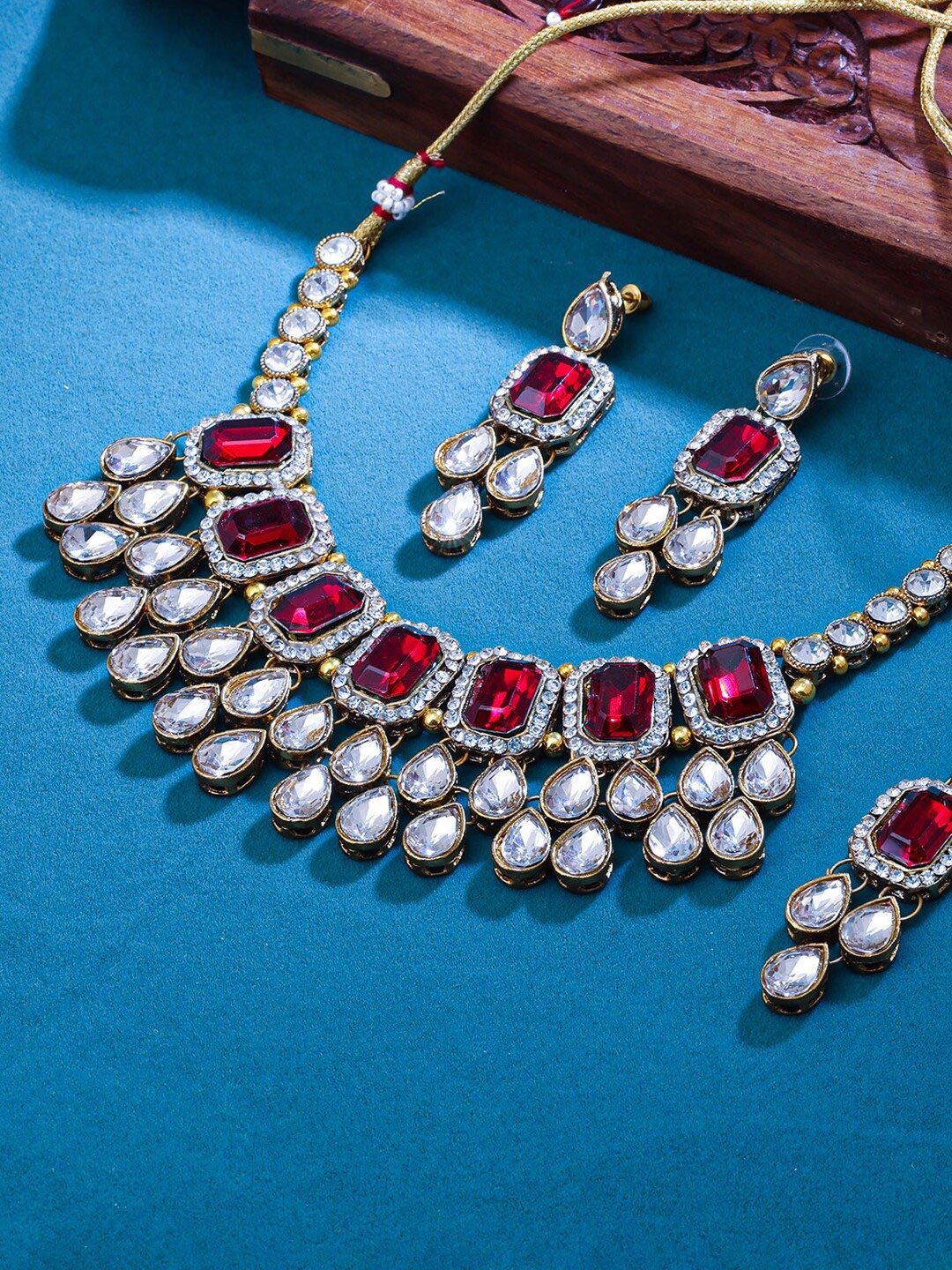

Sukkhi Gold-Plated Necklace & Earrings With Maang Tikka