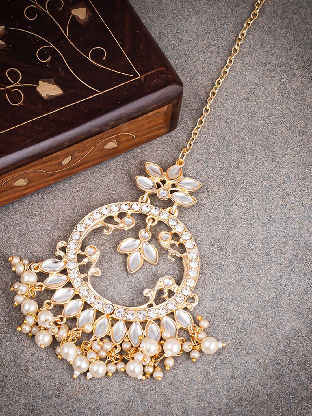 

Sukkhi Gold-Plated Kundan-Studded & Pearls Beaded Maang Tikka