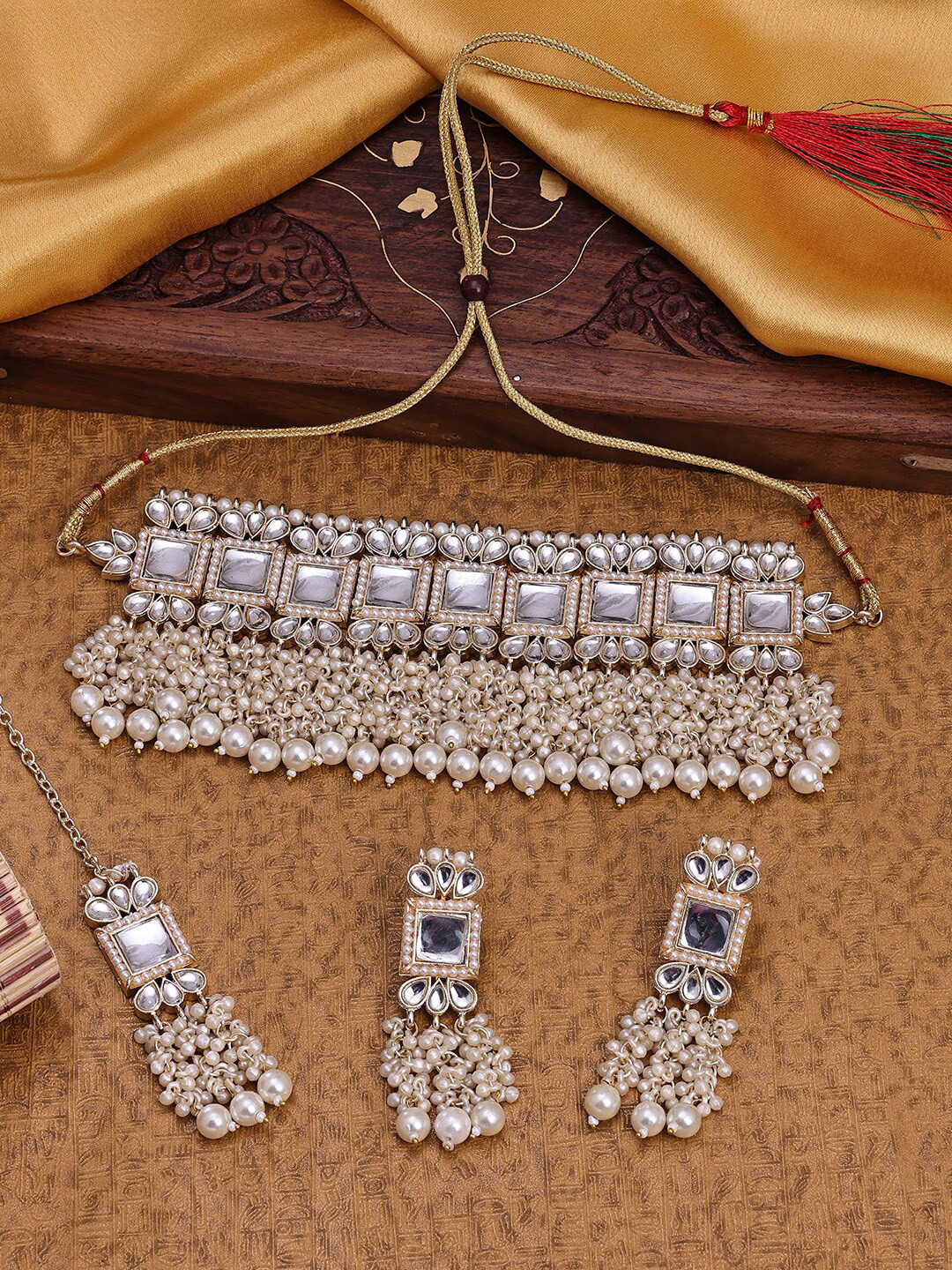 

Sukkhi Gold-Plated Stones Studded & Beaded Necklace & Earrings