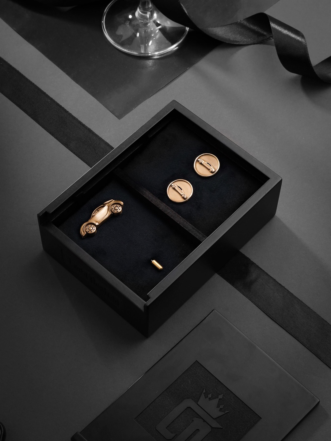 

COSA NOSTRAA Men The Car Power Accessory Gift Set, Gold